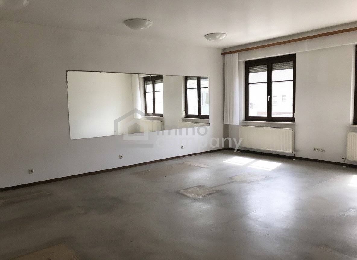 Studio with changing rooms / shower / WC