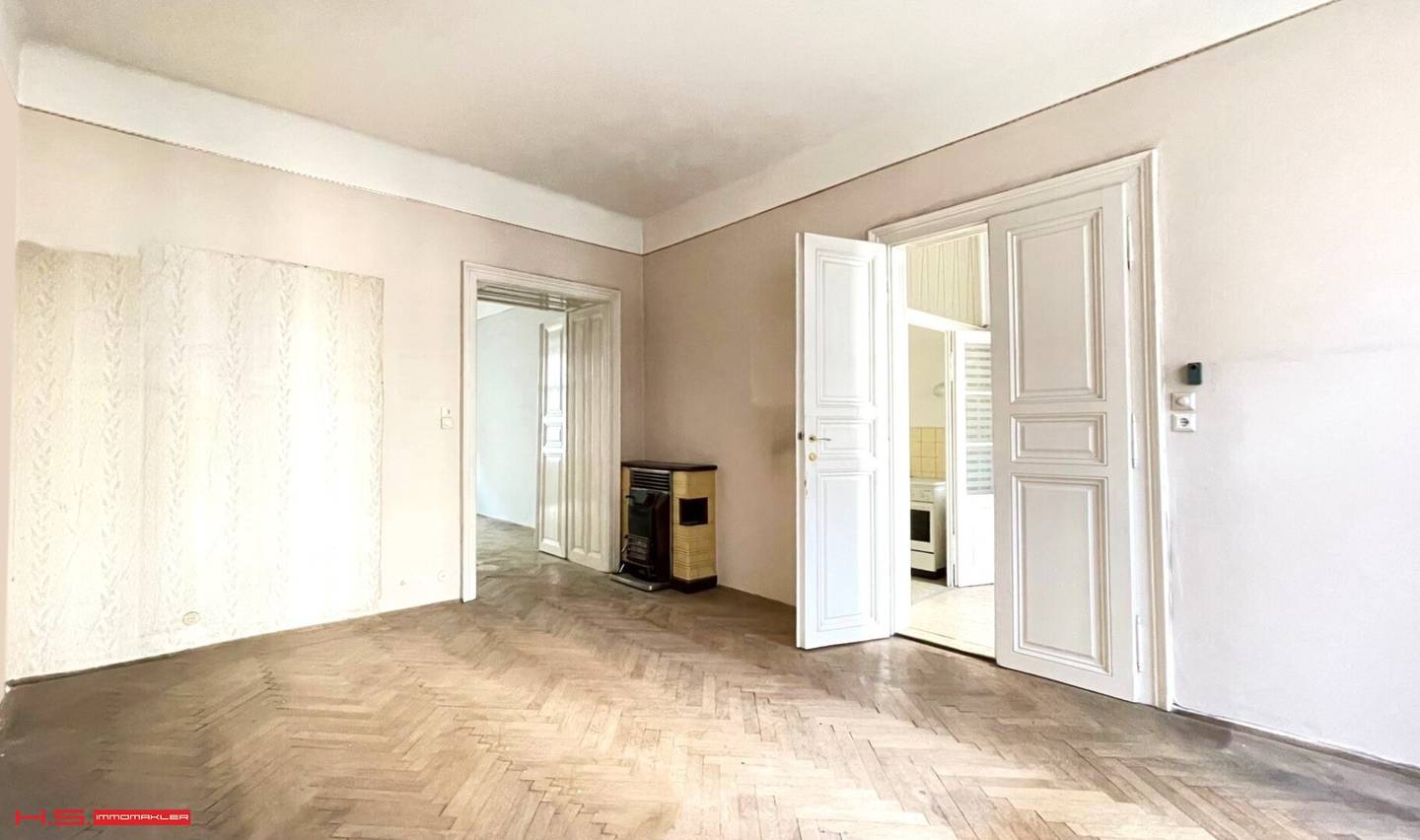ABSOLUTE TOP LOCATION - NEUBAUGASSE - PERIOD APARTMENT - IN NEED OF RENOVATION