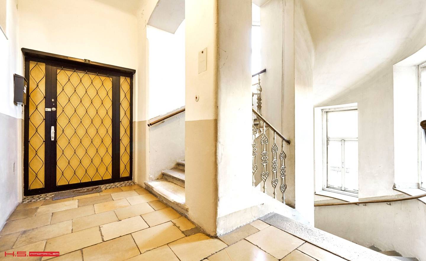 ABSOLUTE TOP LOCATION - NEUBAUGASSE - PERIOD APARTMENT - IN NEED OF RENOVATION