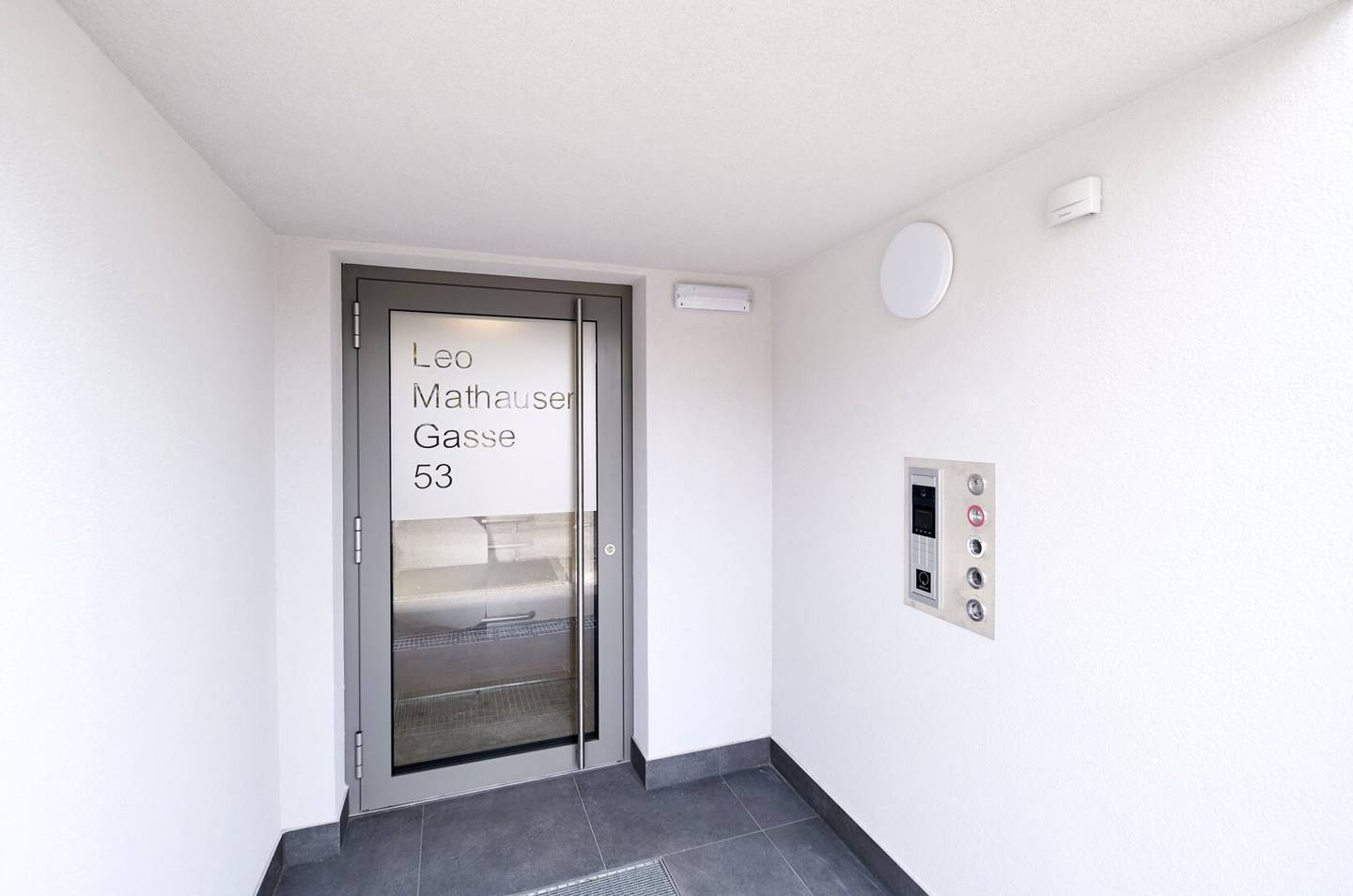 LEO! | Condominiums with suburban flair
