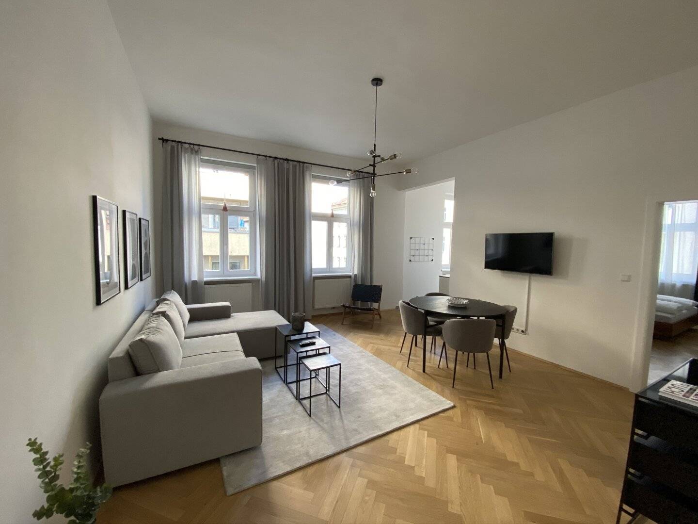 Directly at Hauptbahnhof | Fully furnished city apartment | Two rooms and storage room