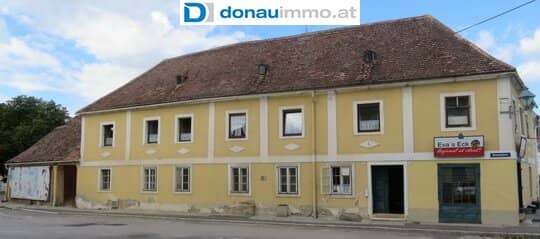 3741 Pulkau: Historische  Bausubstanz in Hauptplatzlage