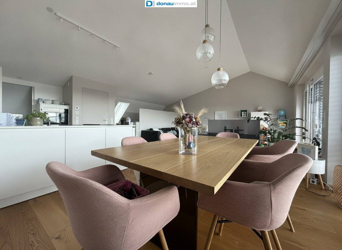 Exklusive Dachgeschoss - Wohnung mit Balkon, Terrasse &amp; Garage