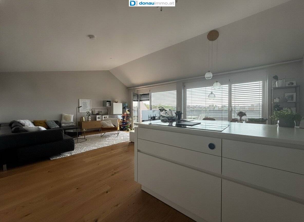 Exklusive Dachgeschoss - Wohnung mit Balkon, Terrasse &amp; Garage
