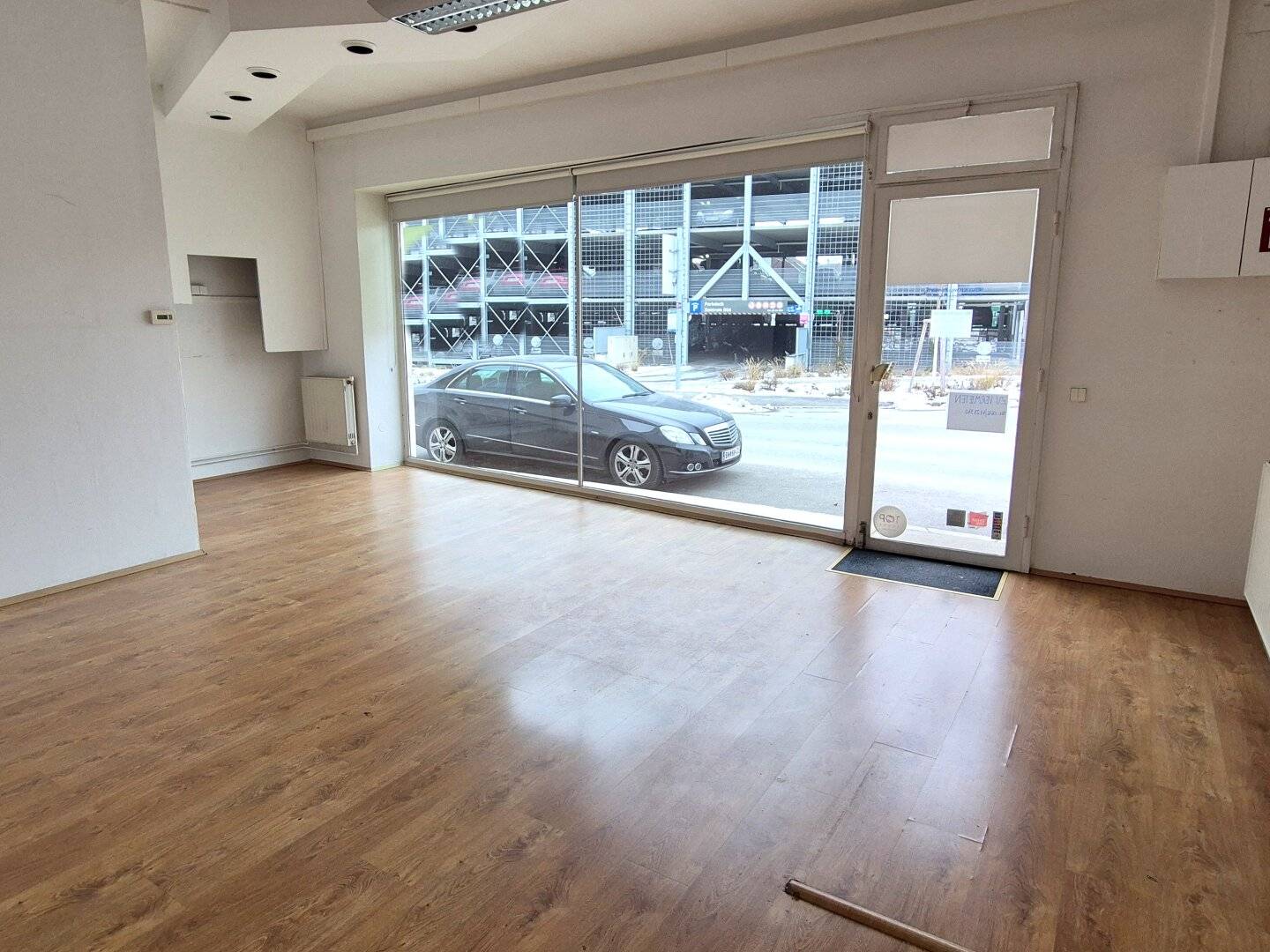 BADEN, centrally located, ground-level commercial premises / office with large street-facing glass frontage