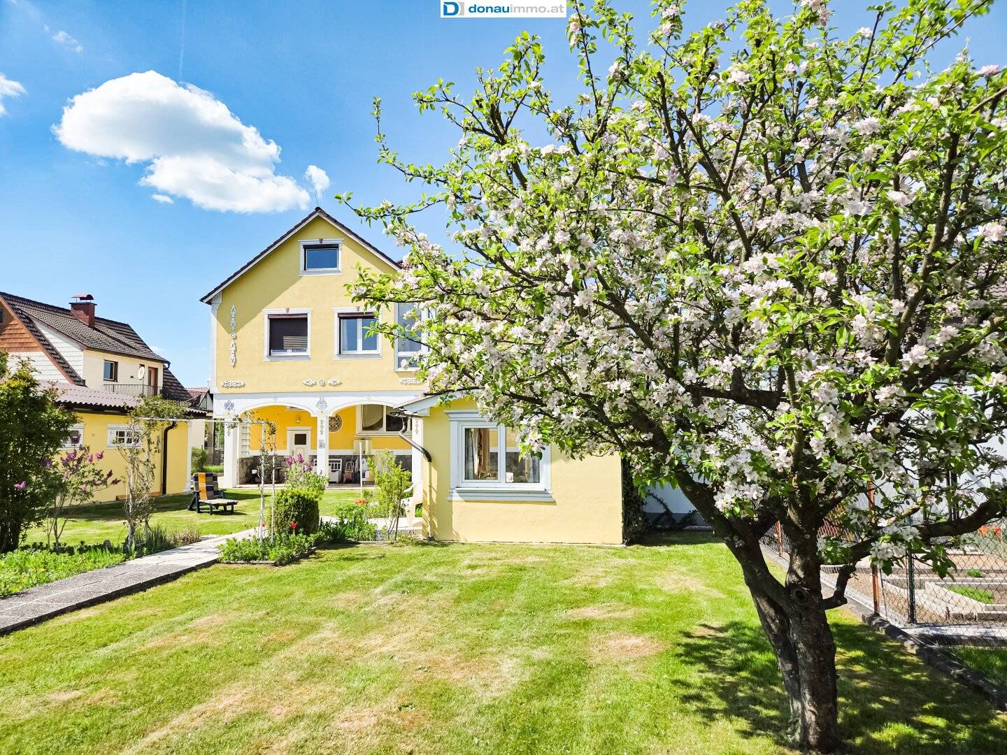 Großzügiges Wohnhaus mit traumhaft angelegtem Garten und hellen Räumen