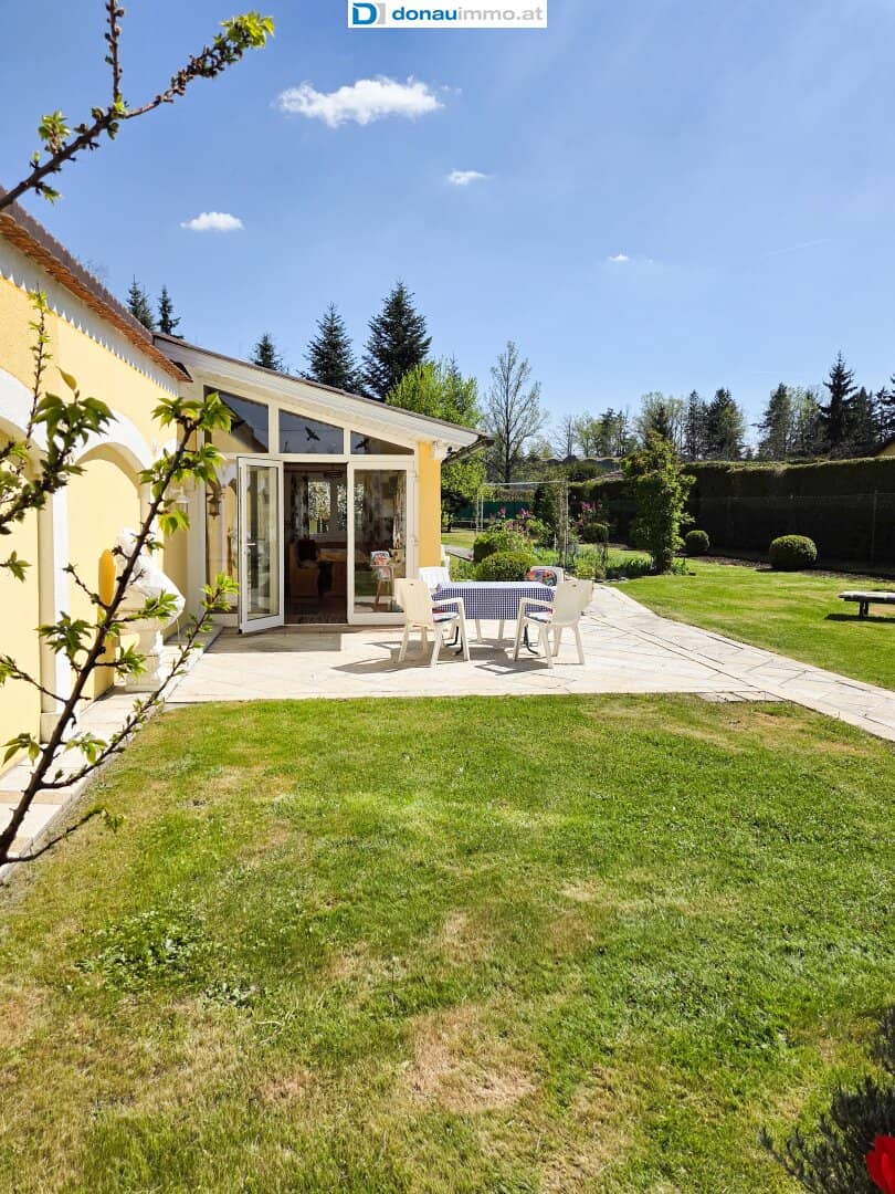 Großzügiges Wohnhaus mit traumhaft angelegtem Garten und hellen Räumen