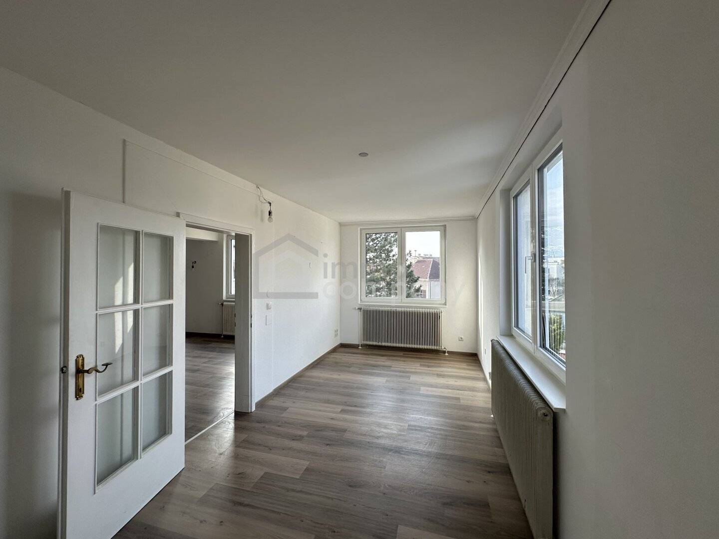 Bright apartment with southwest balcony