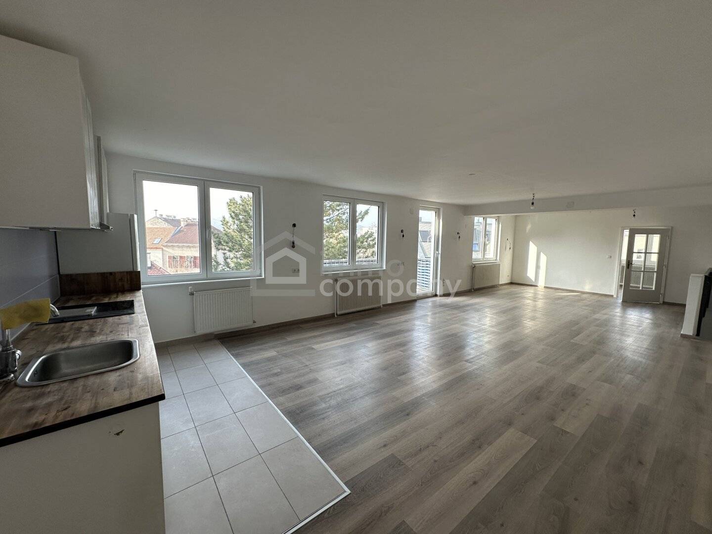 Bright apartment with southwest balcony