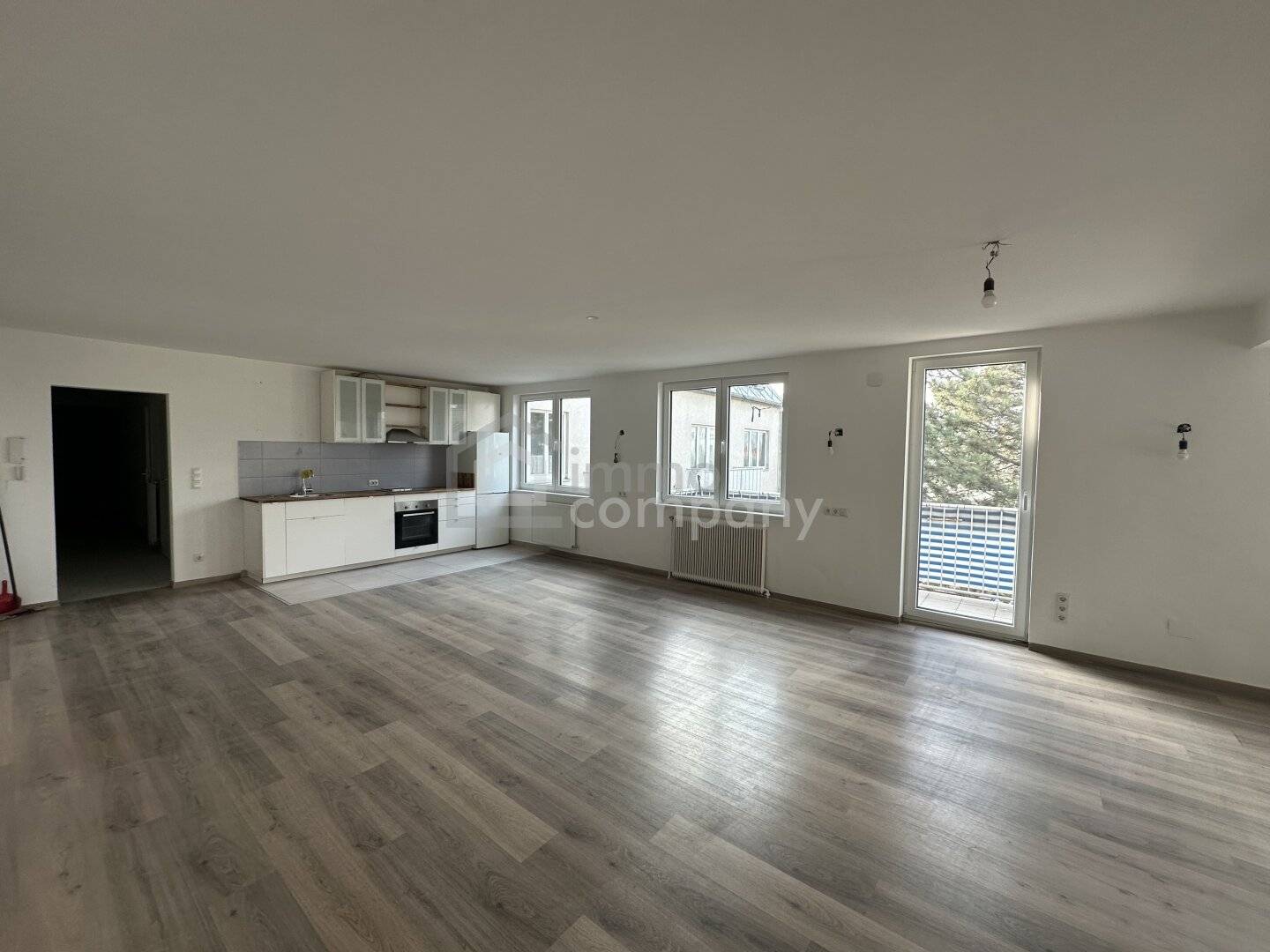 Bright apartment with southwest balcony