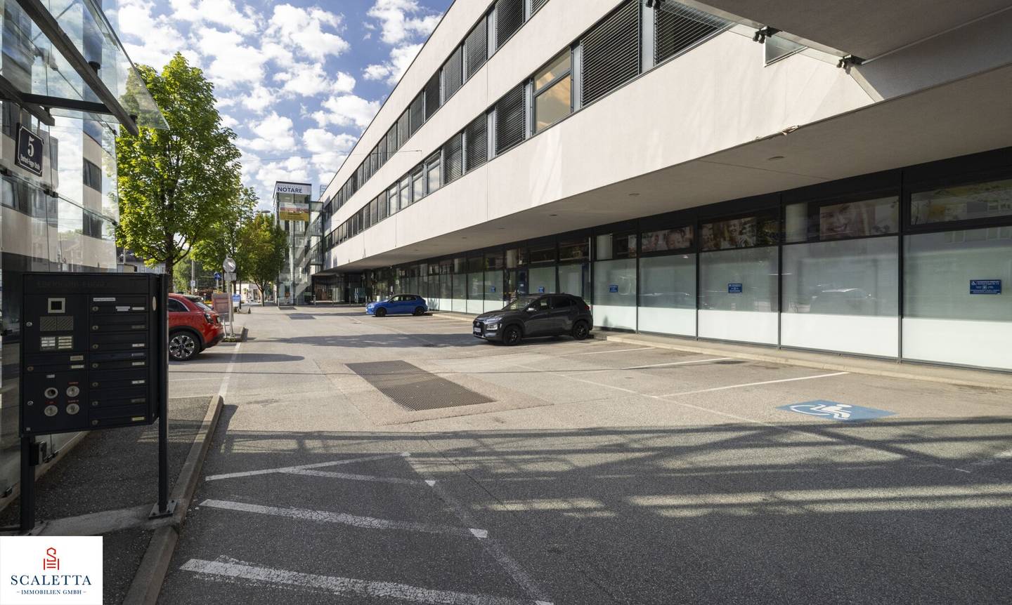 Prime location Parsch: Attractive office and practice space for your professional presence