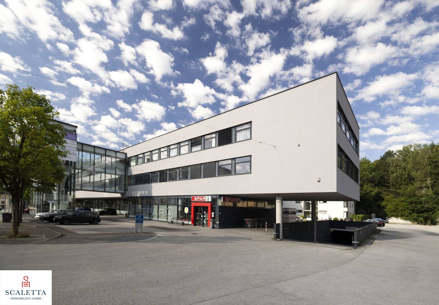 Prime location Parsch: Attractive office and practice space for your professional presence