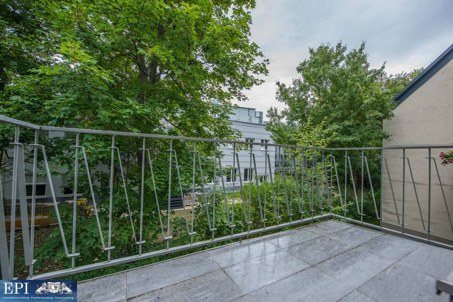 Renovated new-build apartment subject to tenancy law with balcony near Auhofcenter for sale