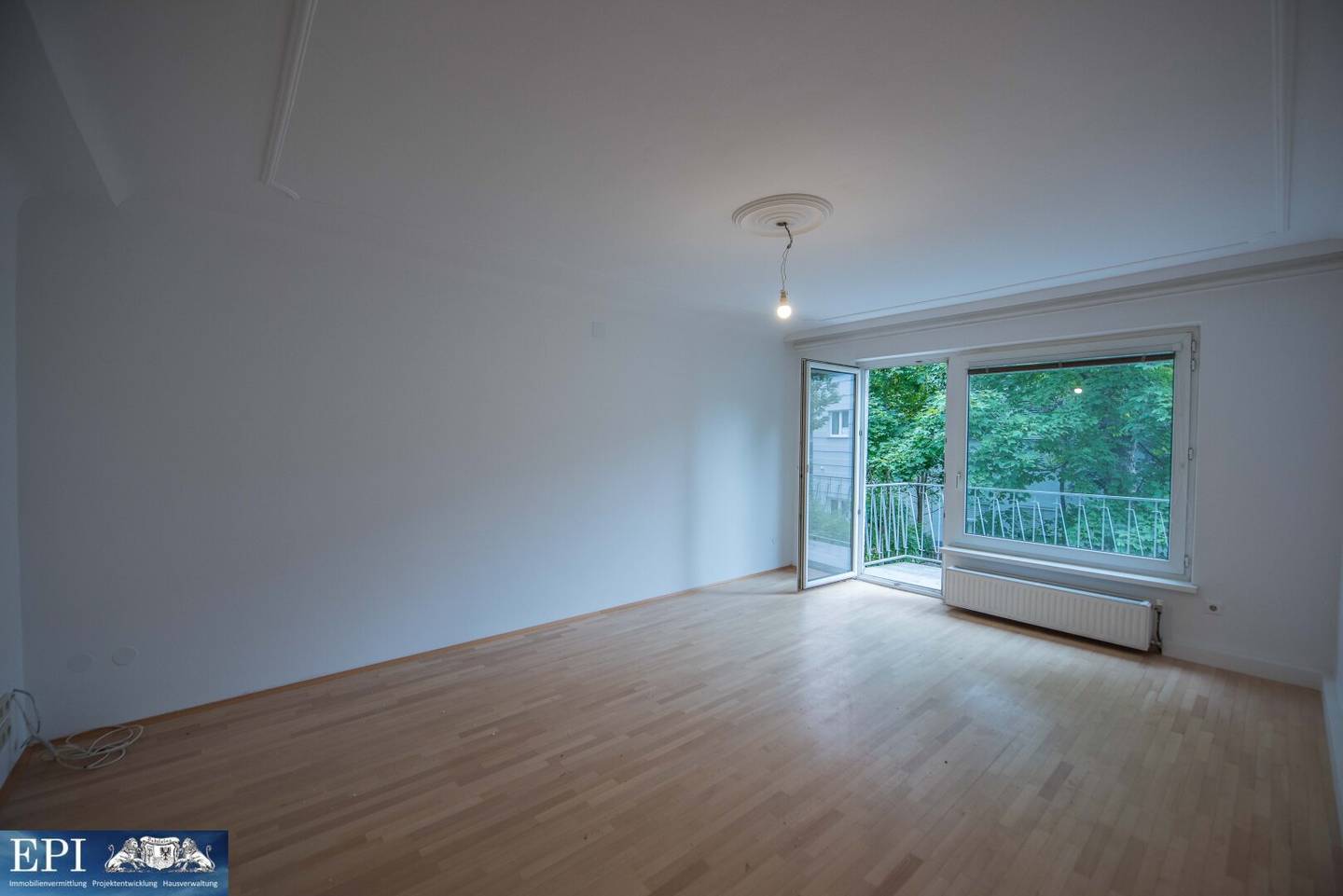 Renovated new-build apartment subject to tenancy law with balcony near Auhofcenter for sale