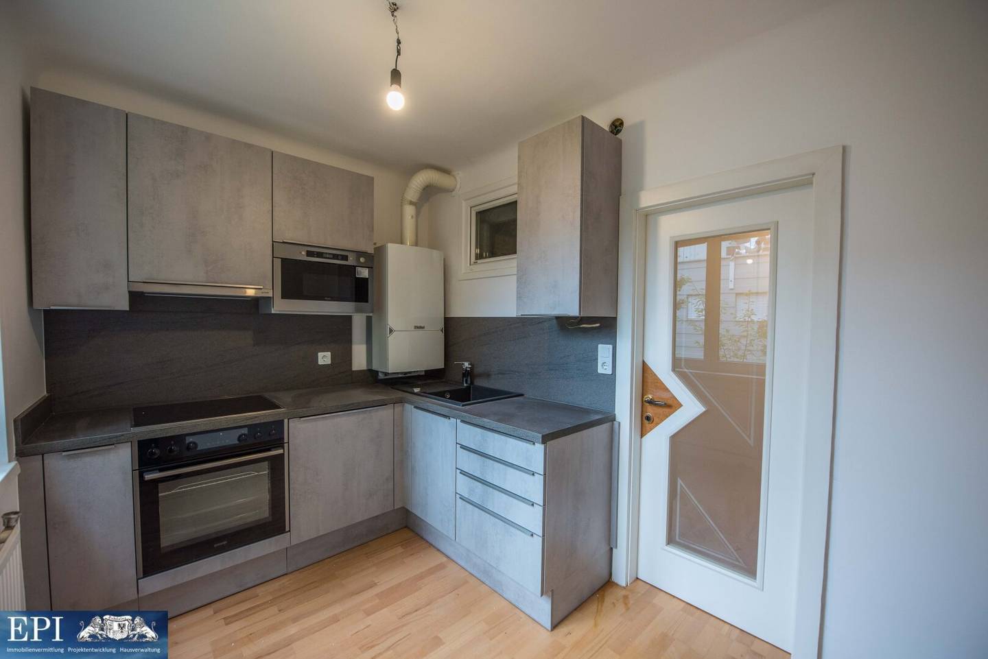 Renovated new-build apartment subject to tenancy law with balcony near Auhofcenter for sale