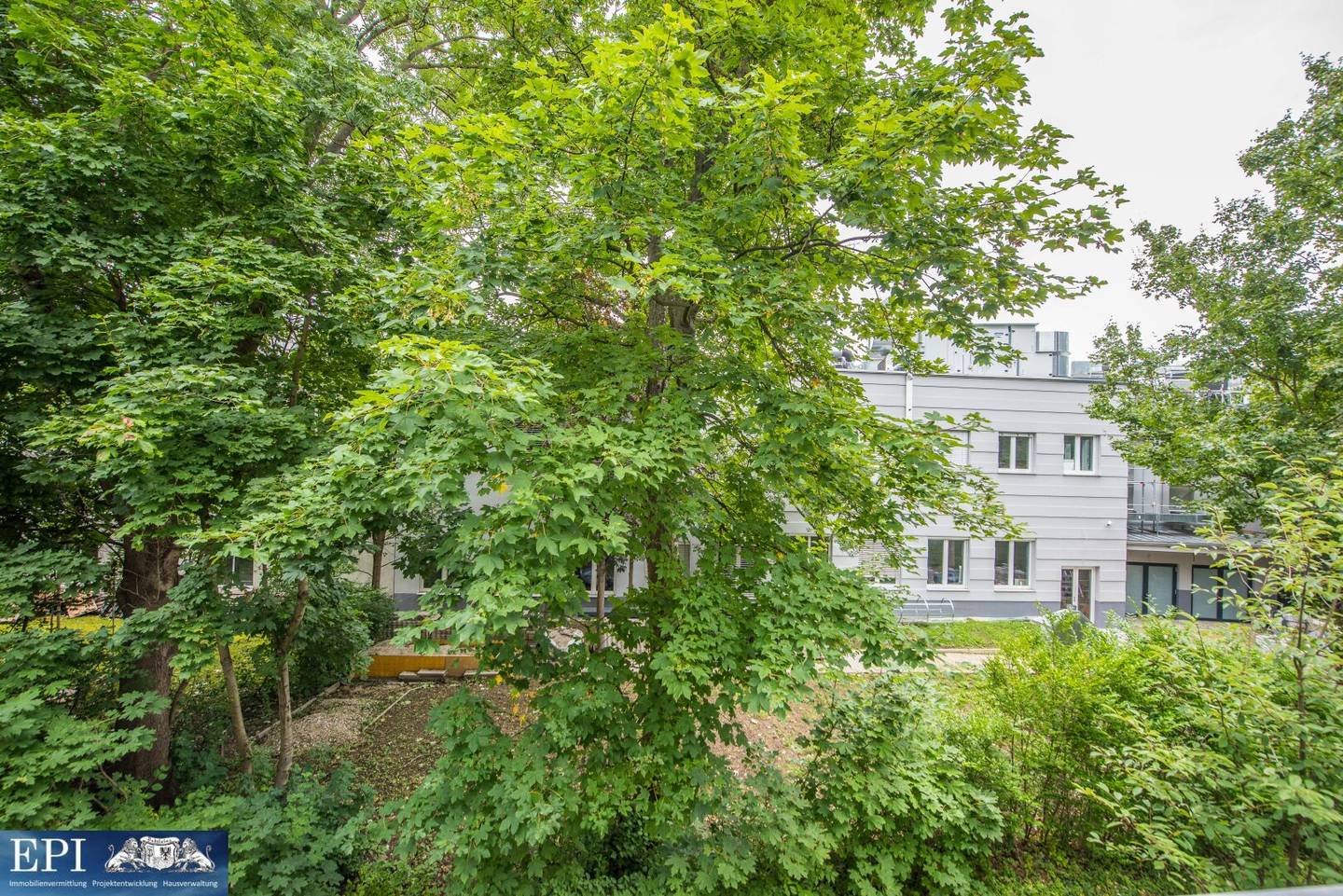 Renovated new-build apartment subject to tenancy law with balcony near Auhofcenter for sale