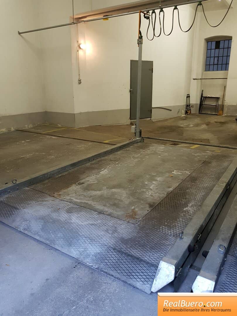 Garage parking space in Weinhausergasse - garage door with remote control