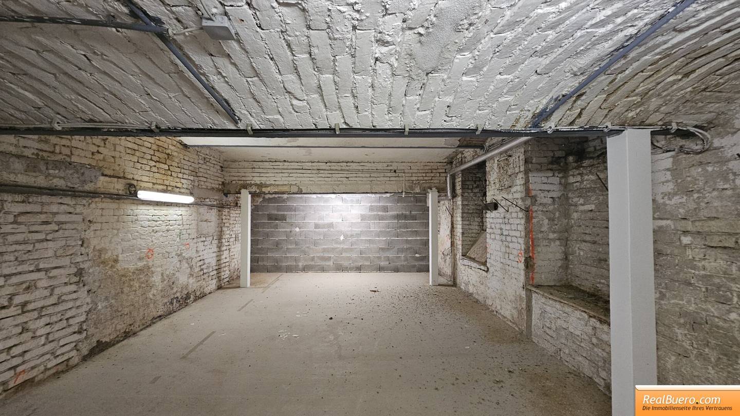 Storage space in Sechshauser Straße near Grimmgasse