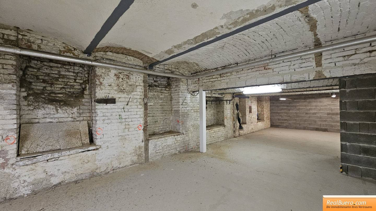 Storage space in Sechshauser Straße near Grimmgasse