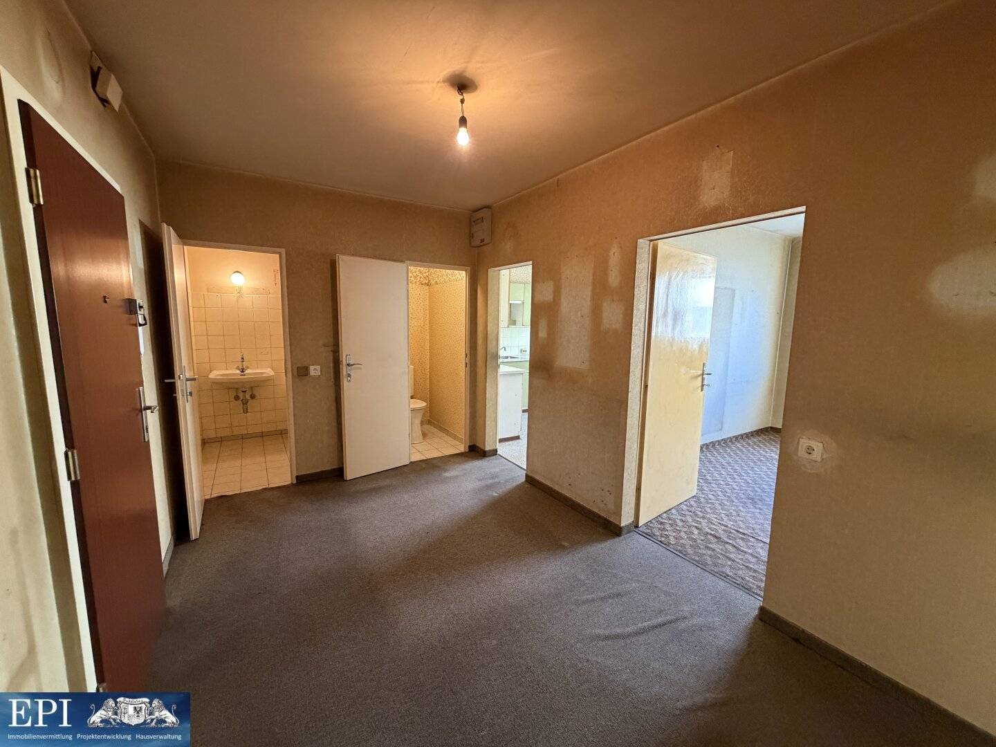 Renovation-required 2.5 room apartment in sought-after location in the 6th district