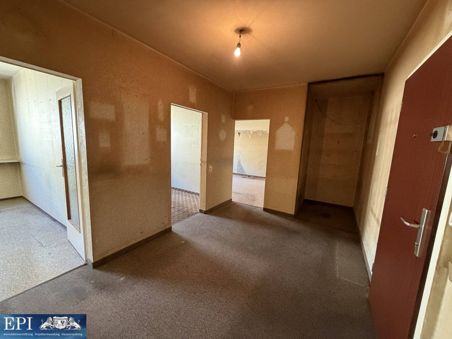 Renovation-required 2.5 room apartment in sought-after location in the 6th district
