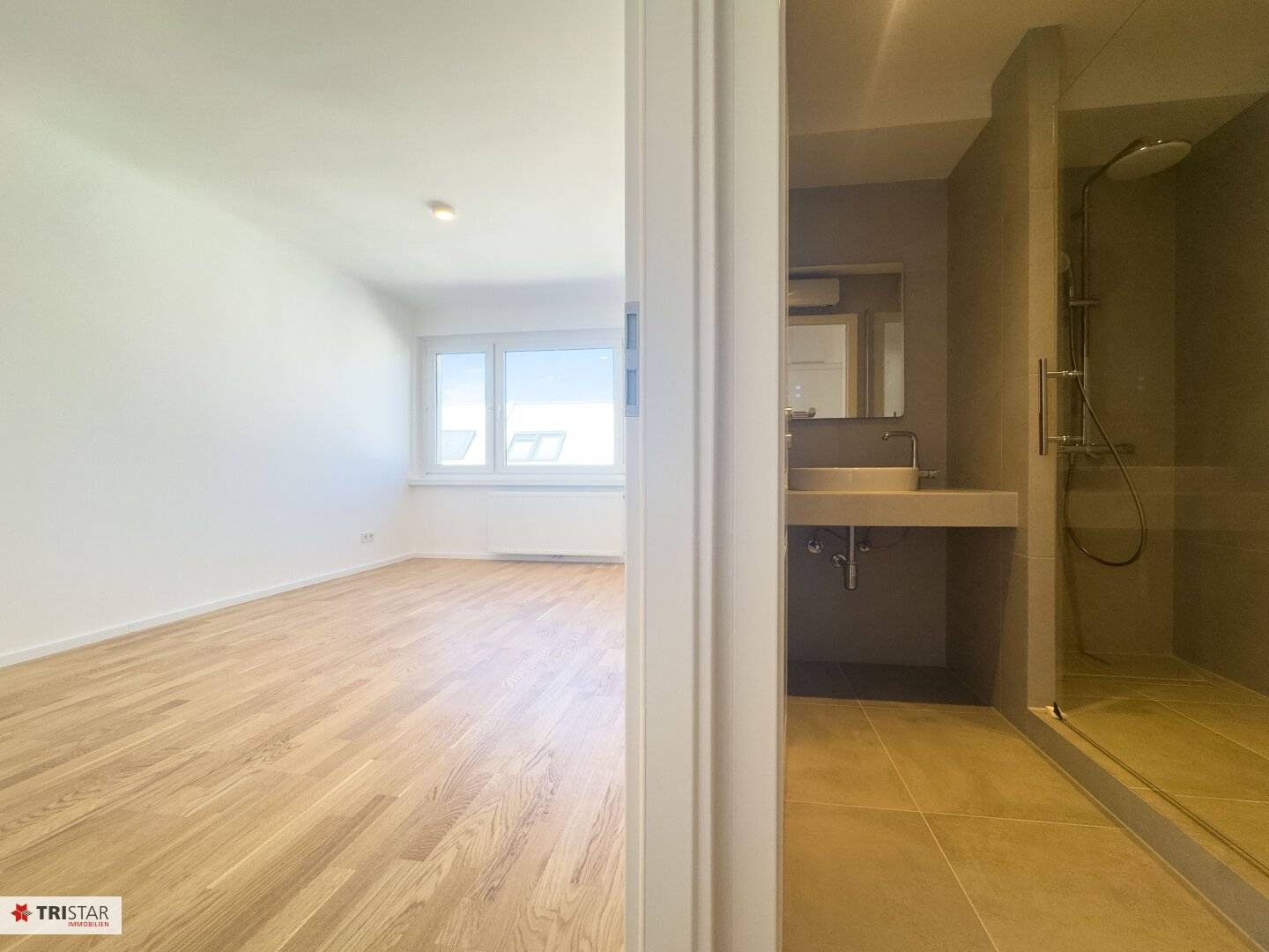 First occupancy after full renovation · 2-room on 5th floor with lift · U4/U6 · Schönbrunn · € 254,000