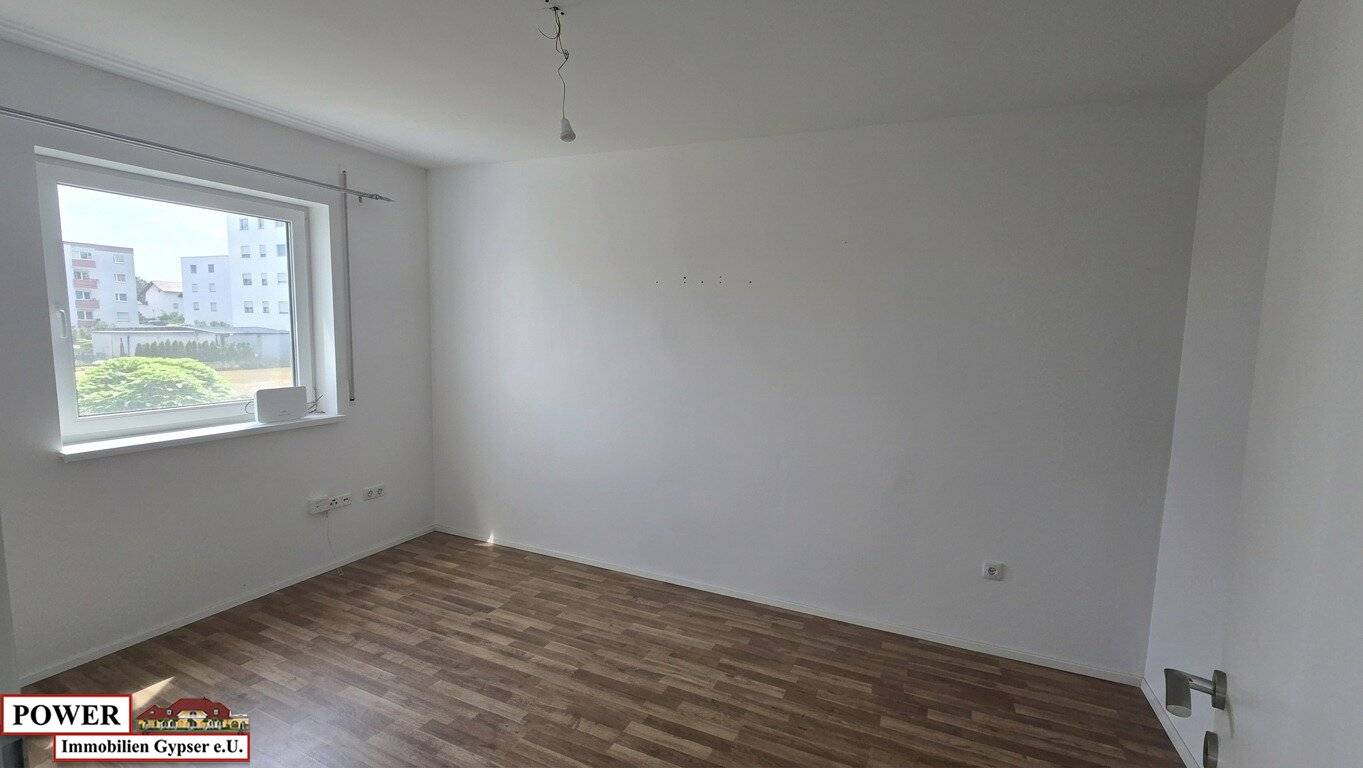 Neuwertige 3-Zimmer Wohnung mit großen Balkon &amp; Carport