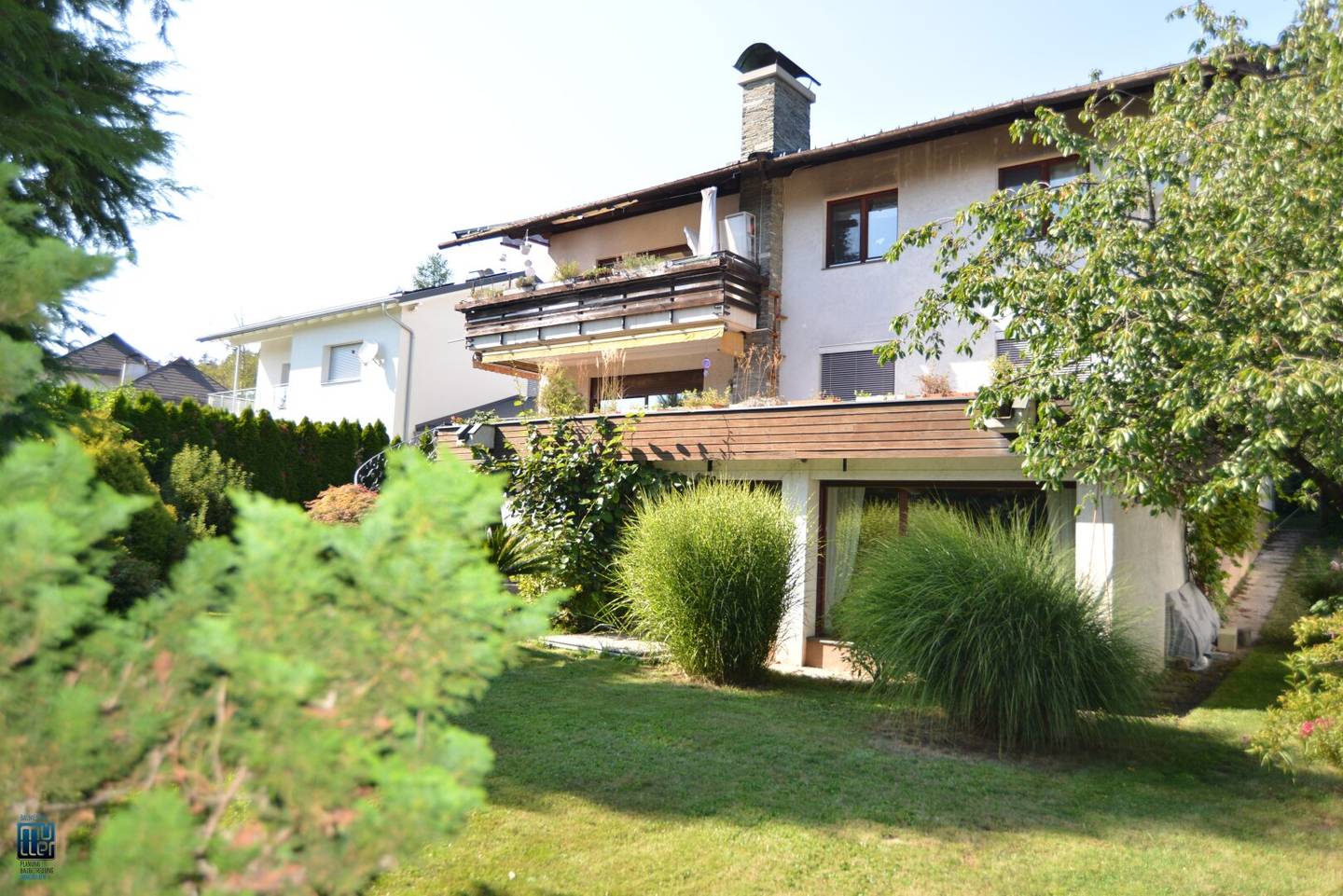 St. Martin-Kreuzbergl: Großzügiges  Wohnhaus mit 2  Wohneinheiten und Doppelgarage, Indoorpool mit Wellnessbereich, Südlage, Fernsicht