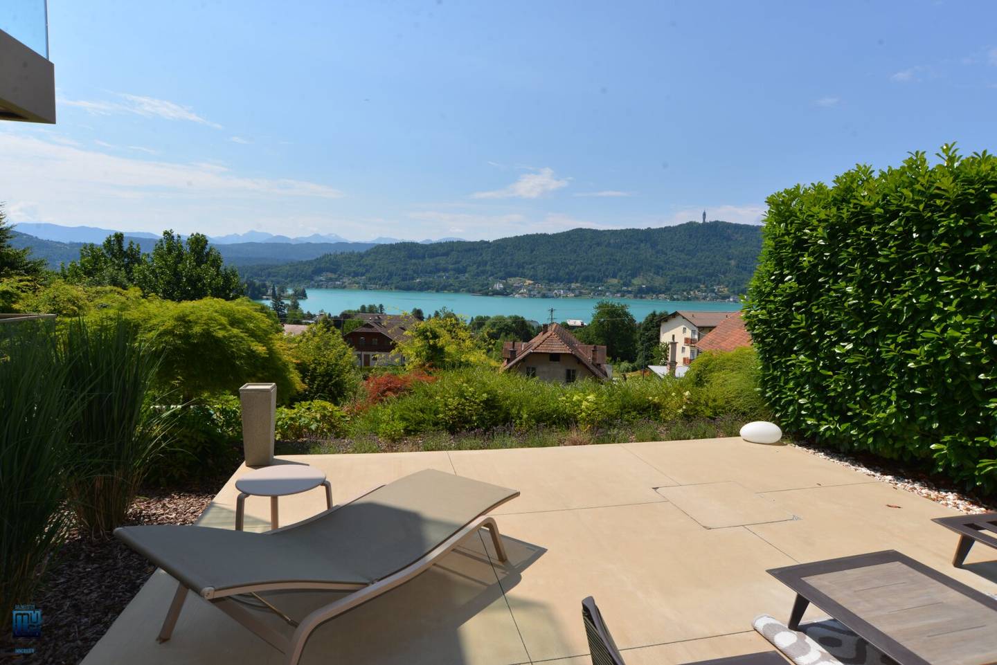 SEEBLICK-Residenz at Lake Wörthersee North: Living on approx. 153 m² net living area plus approx. 30 m² south terrace, 2 underground parking spaces