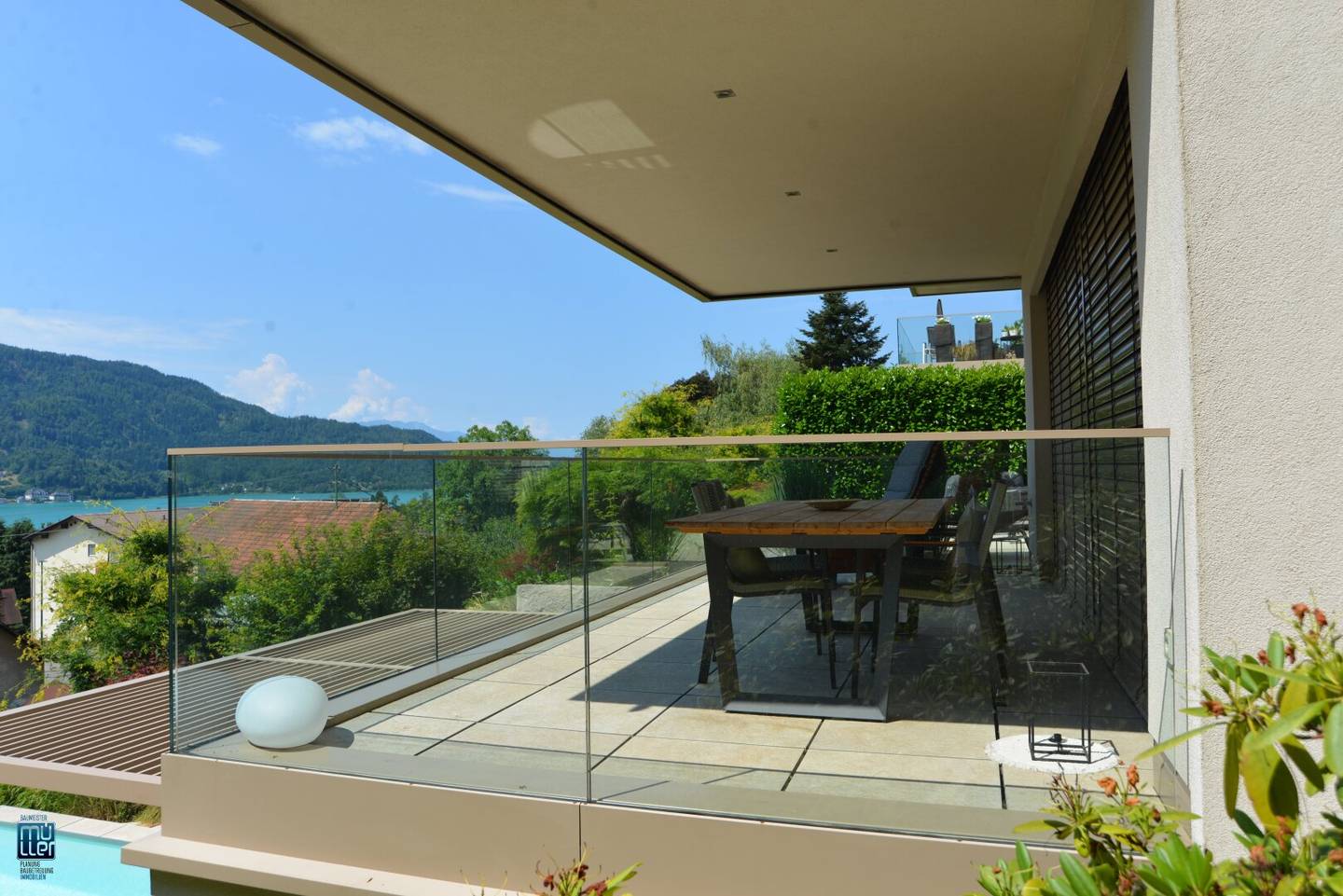 SEEBLICK-Residenz at Lake Wörthersee North: Living on approx. 153 m² net living area plus approx. 30 m² south terrace, 2 underground parking spaces