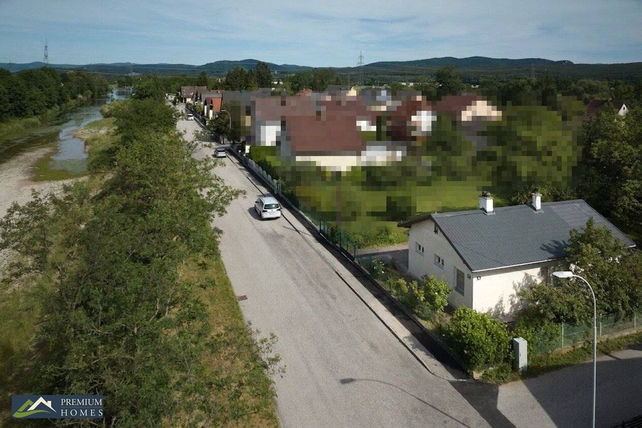 NEUNKIRCHEN - House for renovation with garden idyll, terrace &amp; car parking spaces