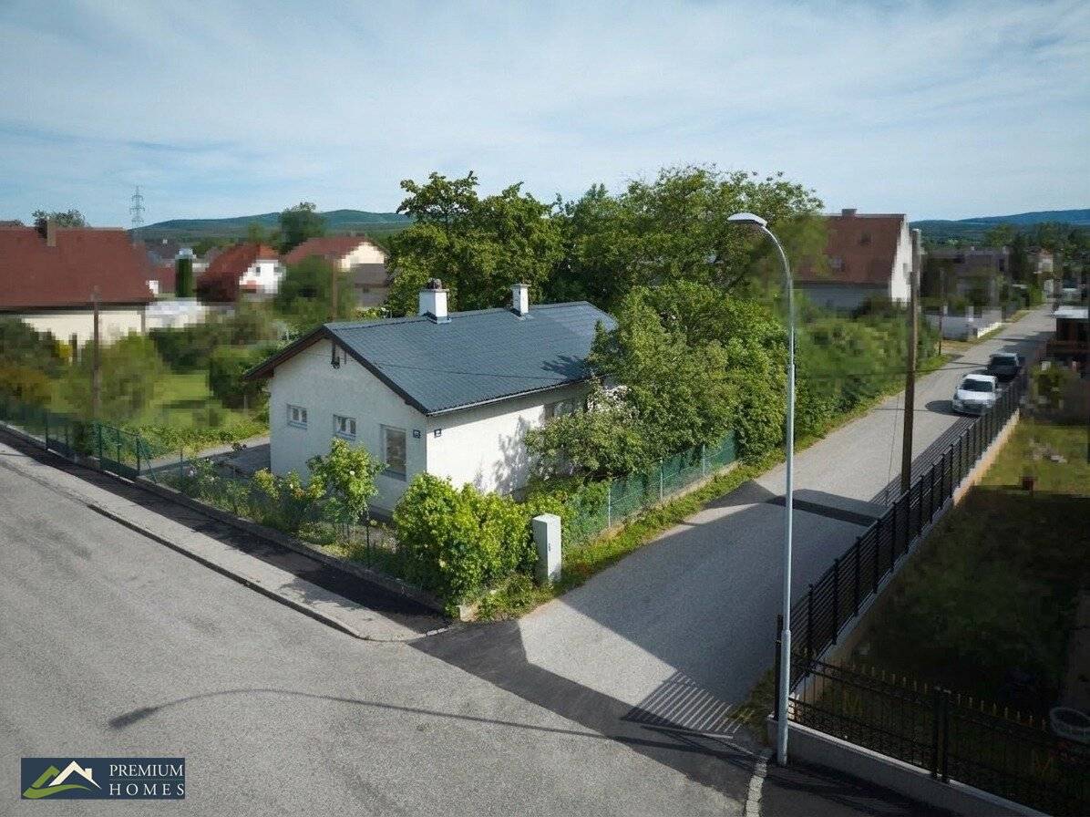 NEUNKIRCHEN - House for renovation with garden idyll, terrace &amp; car parking spaces