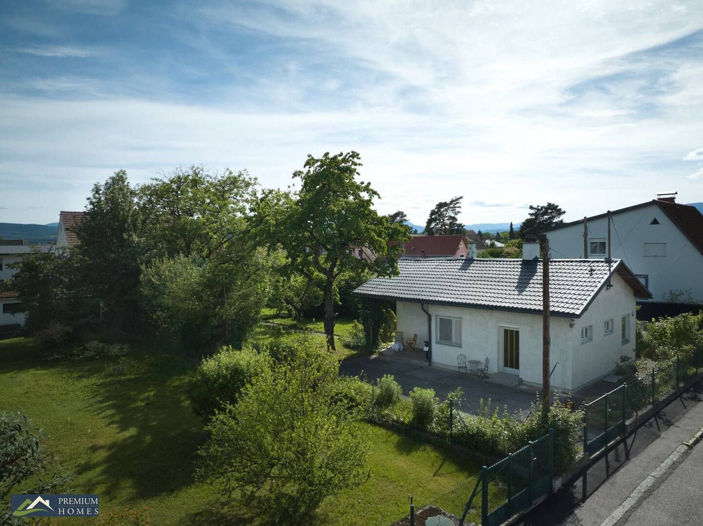 NEUNKIRCHEN - House for renovation with garden idyll, terrace &amp; car parking spaces