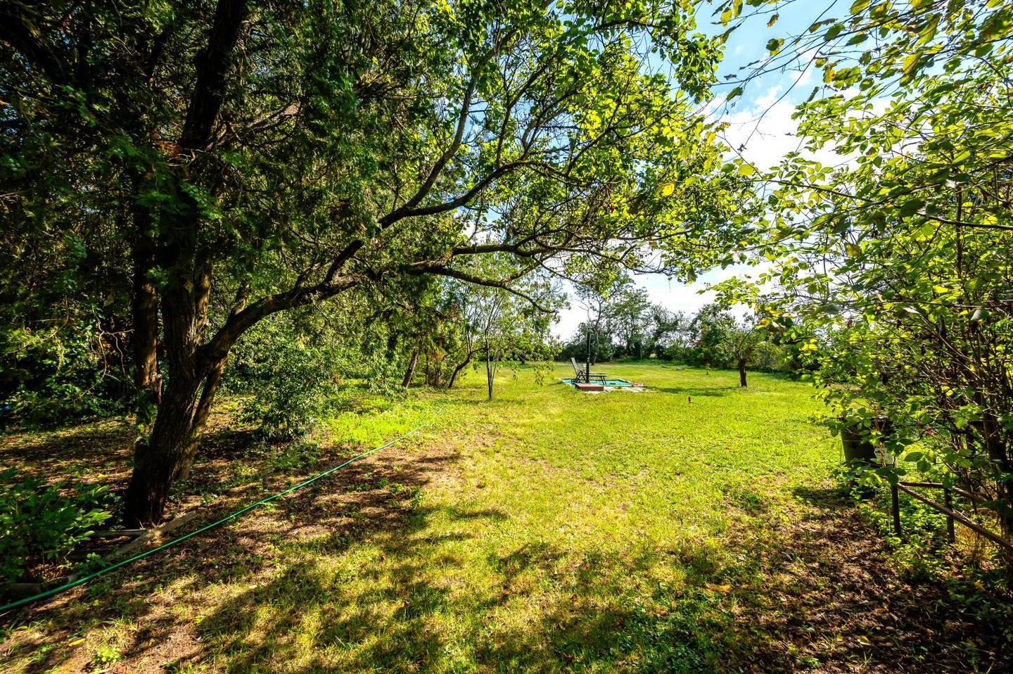 Divisible plot with old house - 2,380 m²