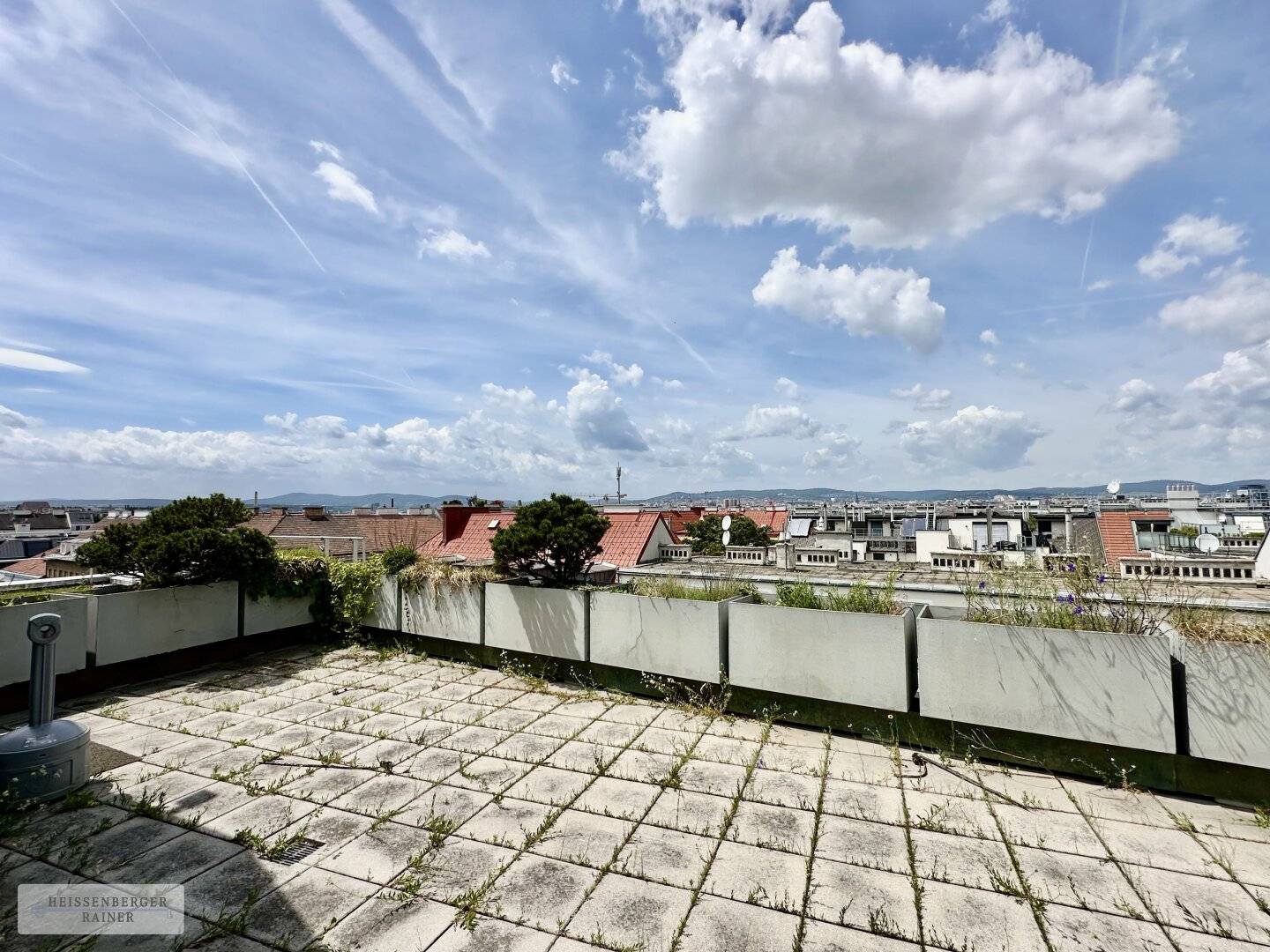 WORKING WITH DISTANT VIEW /// MODERN, FLEXIBLE OFFICE WITH LARGE TERRACE