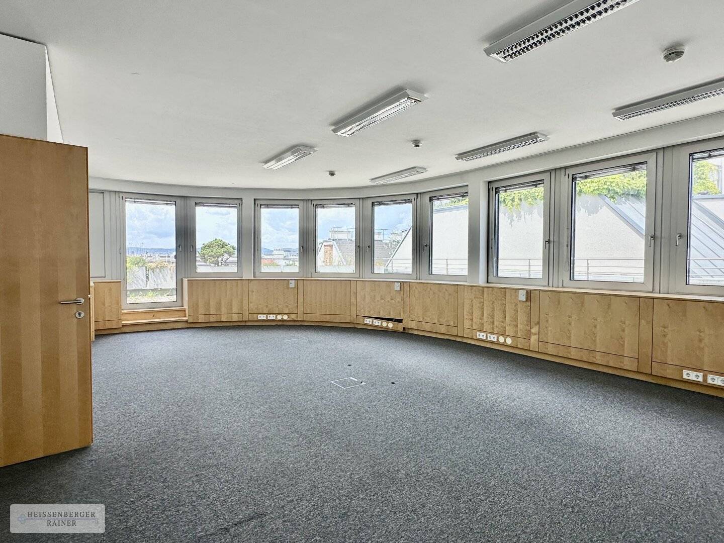 WORKING WITH DISTANT VIEW /// MODERN, FLEXIBLE OFFICE WITH LARGE TERRACE
