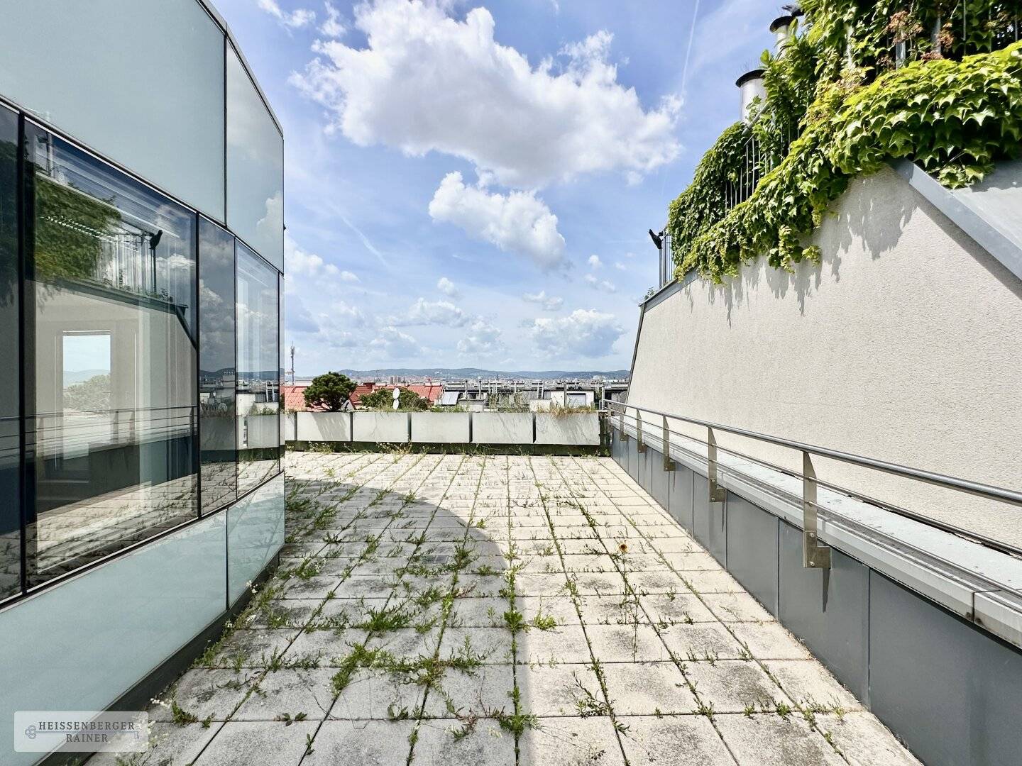 WORKING WITH DISTANT VIEW /// MODERN, FLEXIBLE OFFICE WITH LARGE TERRACE