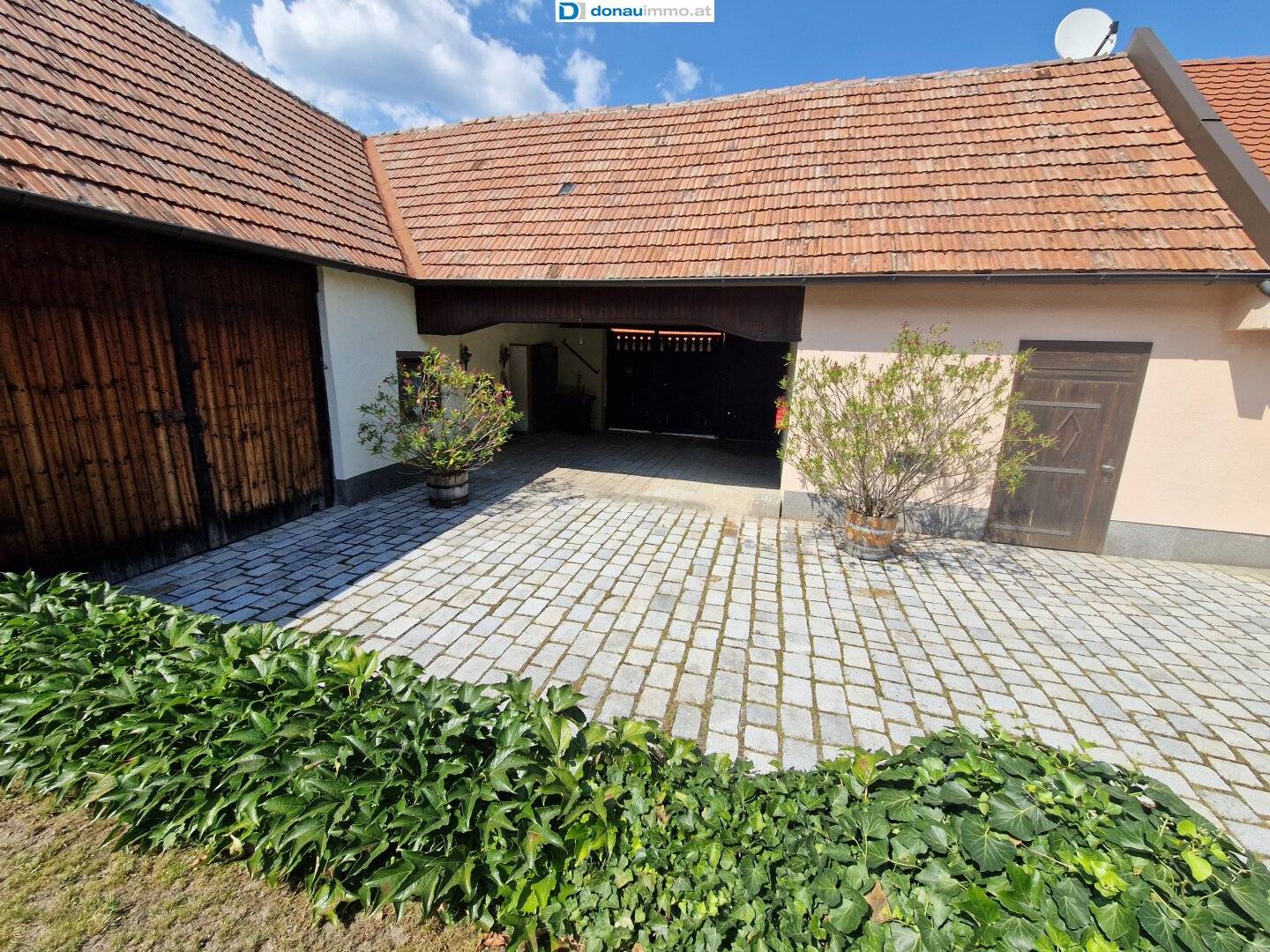 Neuwertiges Bauernhaus mit großzügigen Nebengebäuden – perfekt für Pferdehaltung