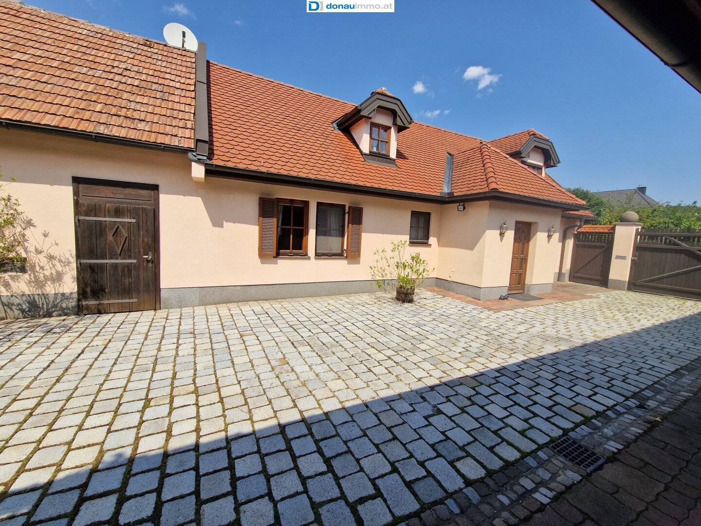 Neuwertiges Bauernhaus mit großzügigen Nebengebäuden – perfekt für Pferdehaltung