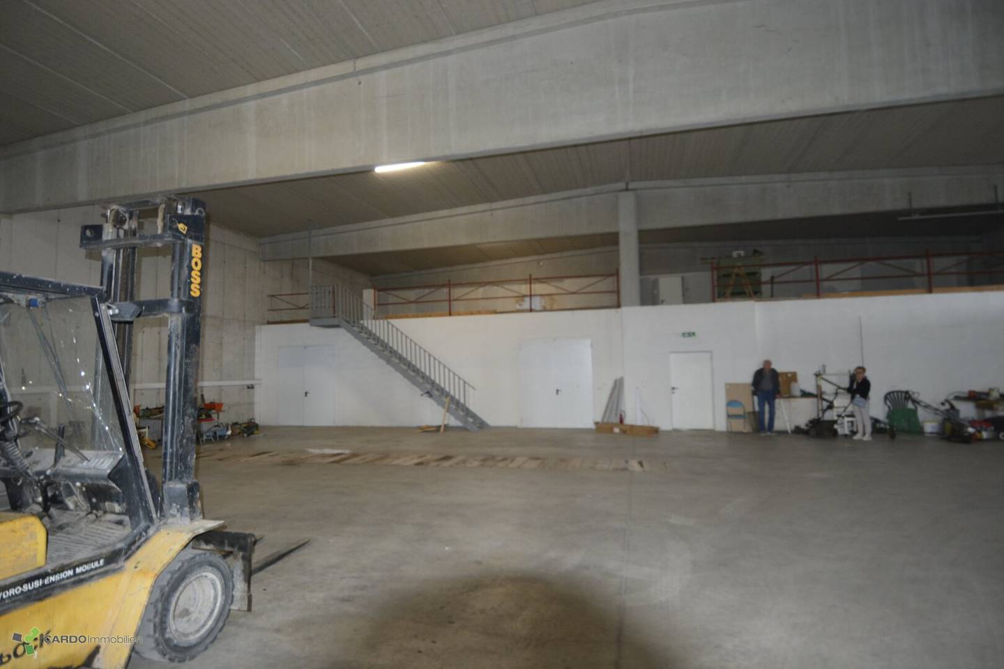 Neuwertiges Gewerbeobjekt-Bürohaus mit Lager,in Sollenau: 16.477 m², 40 Garagen und große Abstellfläche, top Ausstattung!