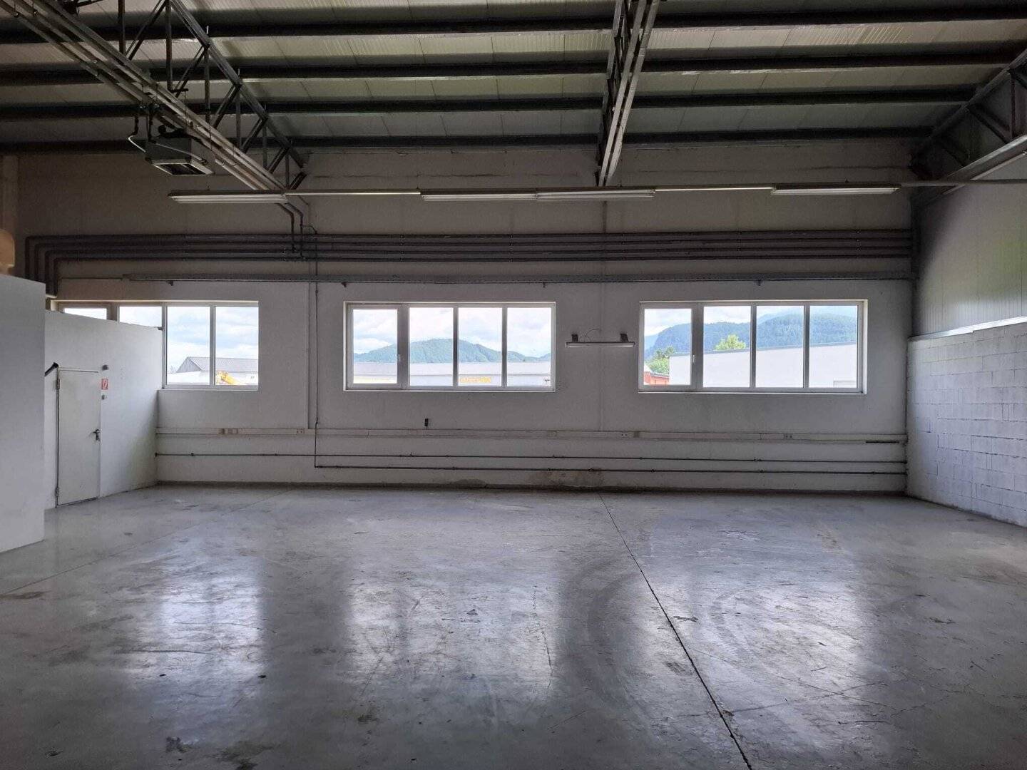 Halls for commercial operations from 280 to 680 m² in Ebenthal for rent