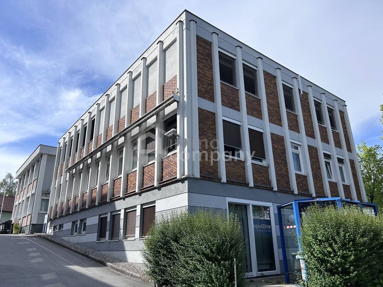 Flexible office space in Elixhausen, modern, well kept and ideal for coworking, now available to rent for 1,310.00 EUR