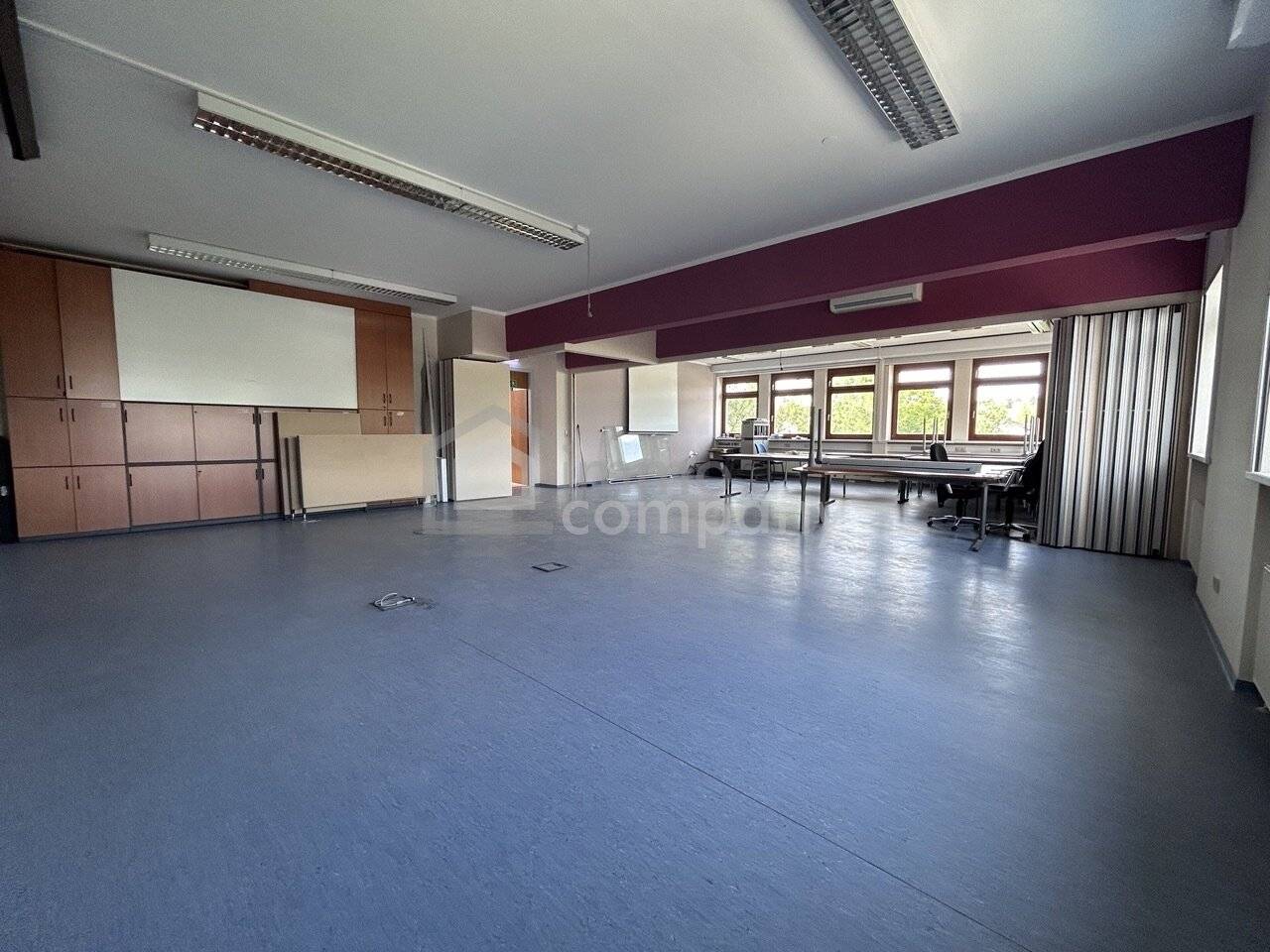 Flexible office space in Elixhausen, modern, well kept and ideal for coworking, now available to rent for 1,310.00 EUR