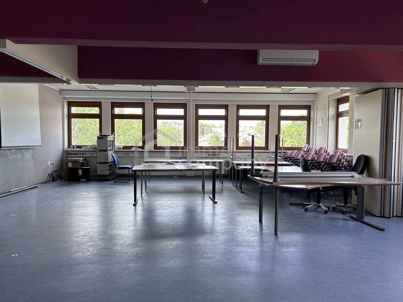 Flexible office space in Elixhausen, modern, well kept and ideal for coworking, now available to rent for 1,310.00 EUR