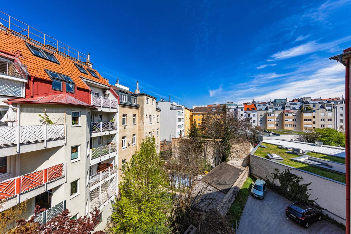 Shell attic for two top-floor apartments in perfect micro location 150 m²