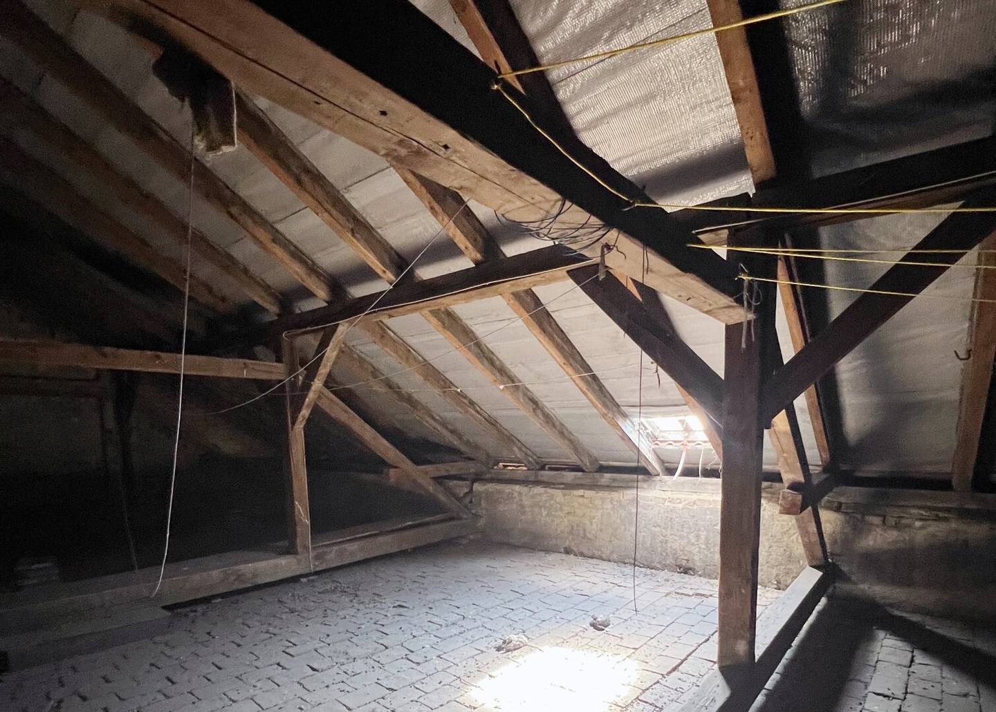Shell attic for two top-floor apartments in perfect micro location 150 m²