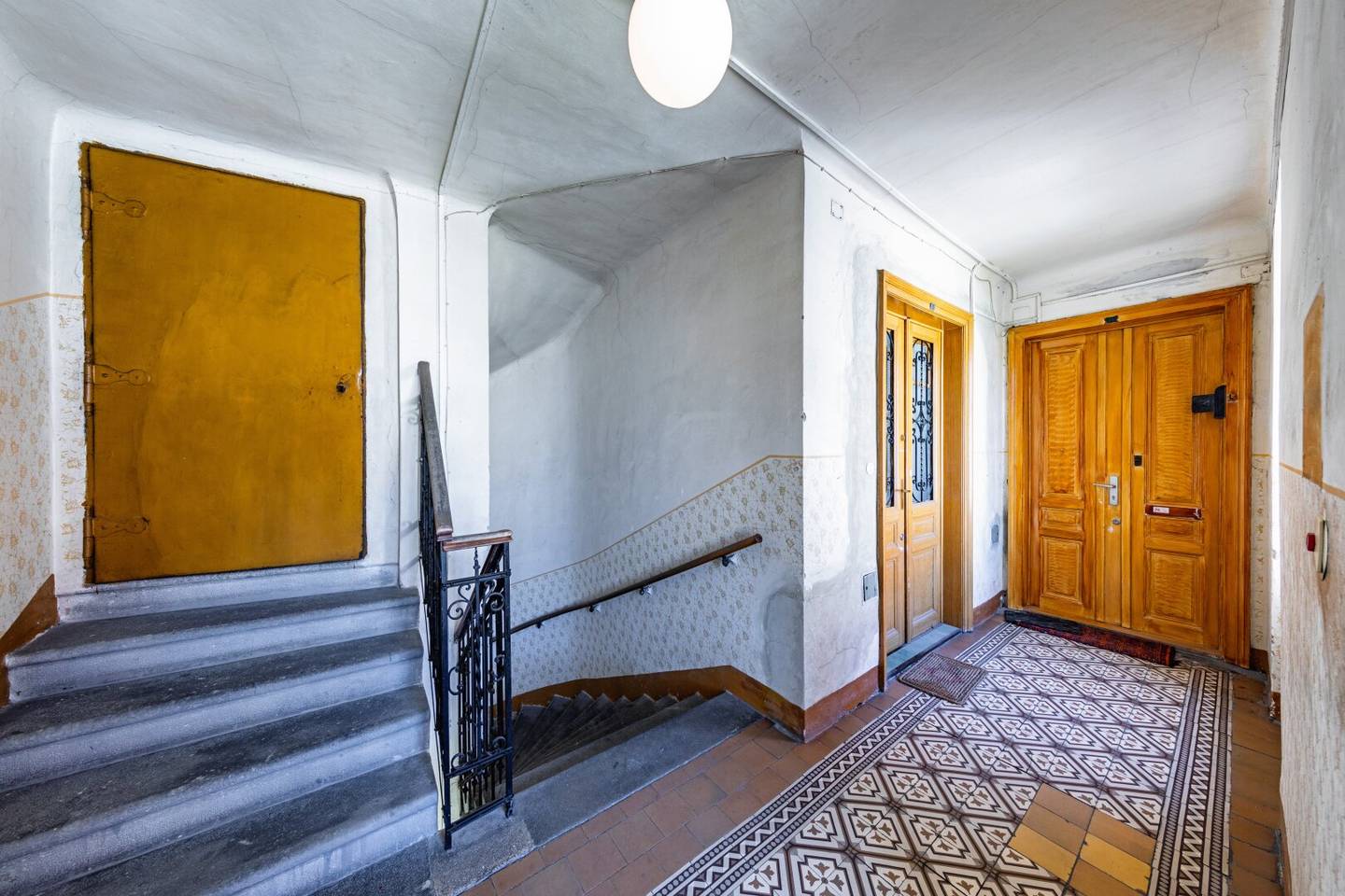 Shell attic for two top-floor apartments in perfect micro location 150 m²