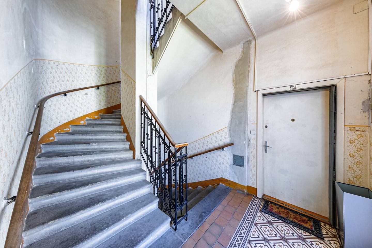 Top 9-10 | Condominium in need of renovation - 64 m²