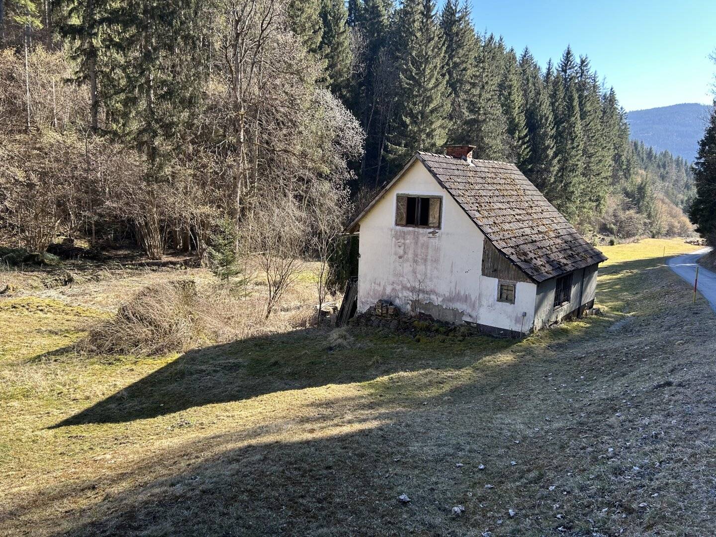 Einzigartige Liegenschaft mit 4397 m², Bach und Wiese für Naturliebhaber - abbruchreifes Haus