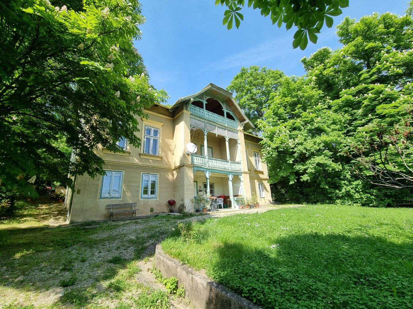 Whether old villa or new construction facing south onto a huge plot